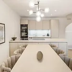 The Exquisite Townhouse In Aloha Gardens